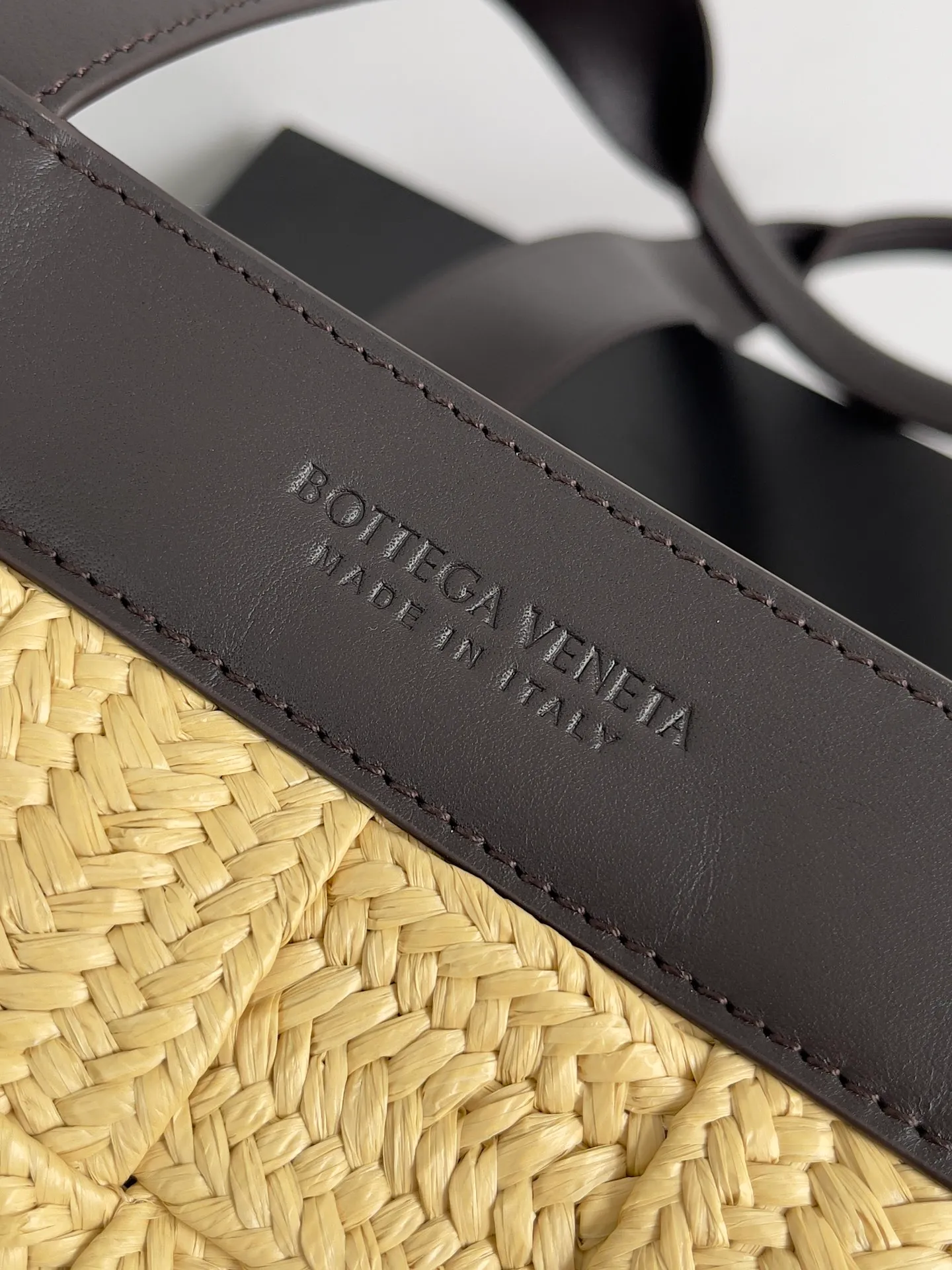 Batch 1960 Bottega Veneta BV straw shoulder bag. A super literary BV straw bag with a shopping bag shape. The top of the wrist bag is made of the highest grade lambskin. BV’s material selection is really impeccable. The straw part is very beautiful, elegant and natural, and the romance of phila grass. Phila grass is also called the wishing grass and love grass. It has a beautiful meaning for the one you love most. It is versatile and fashionable and has a large capacity. Style number: 730874 Size: 56*22*32